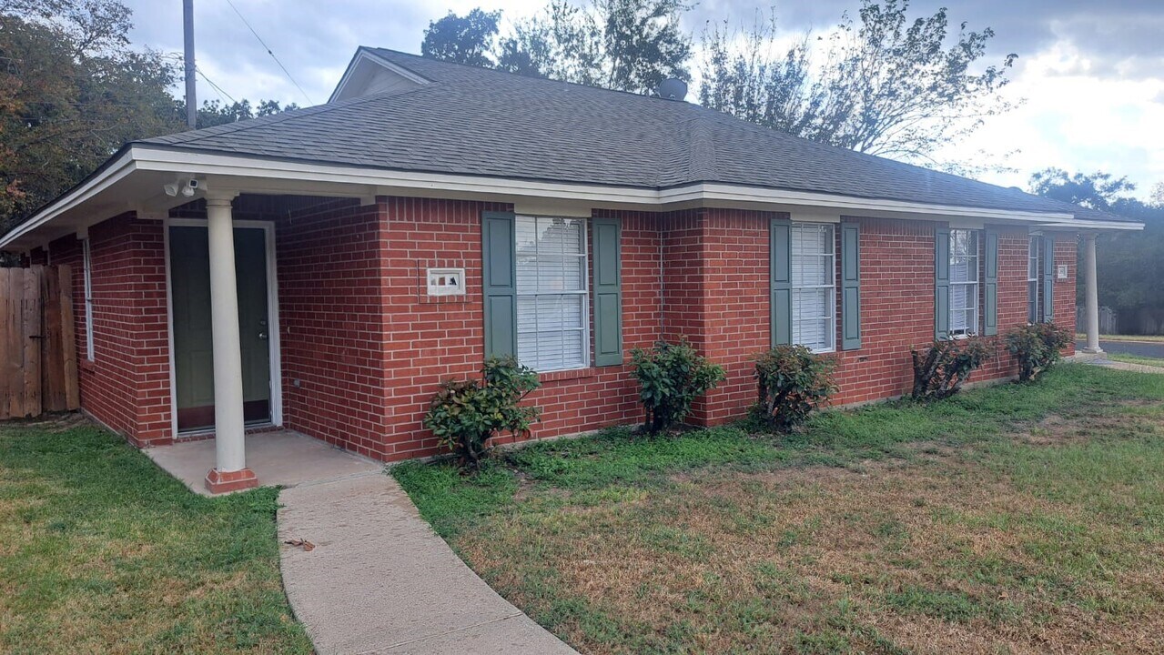 2126 Hidden Hollow Cir, Unit B in Bryan, TX - Foto de edificio