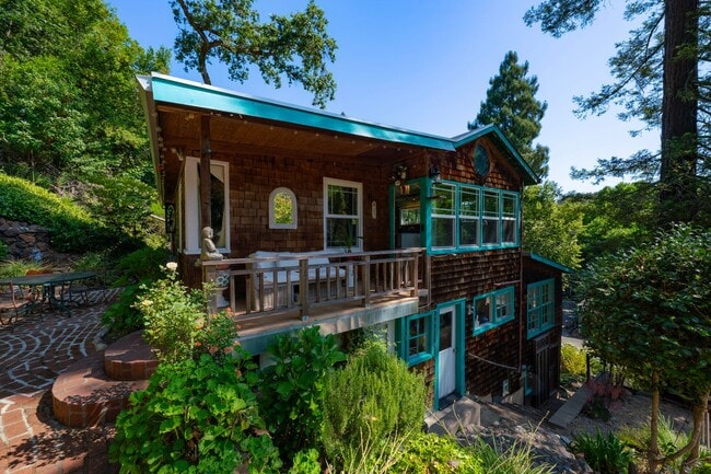 2697 S Fitch Mountain Rd in Healdsburg, CA - Foto de edificio - Building Photo