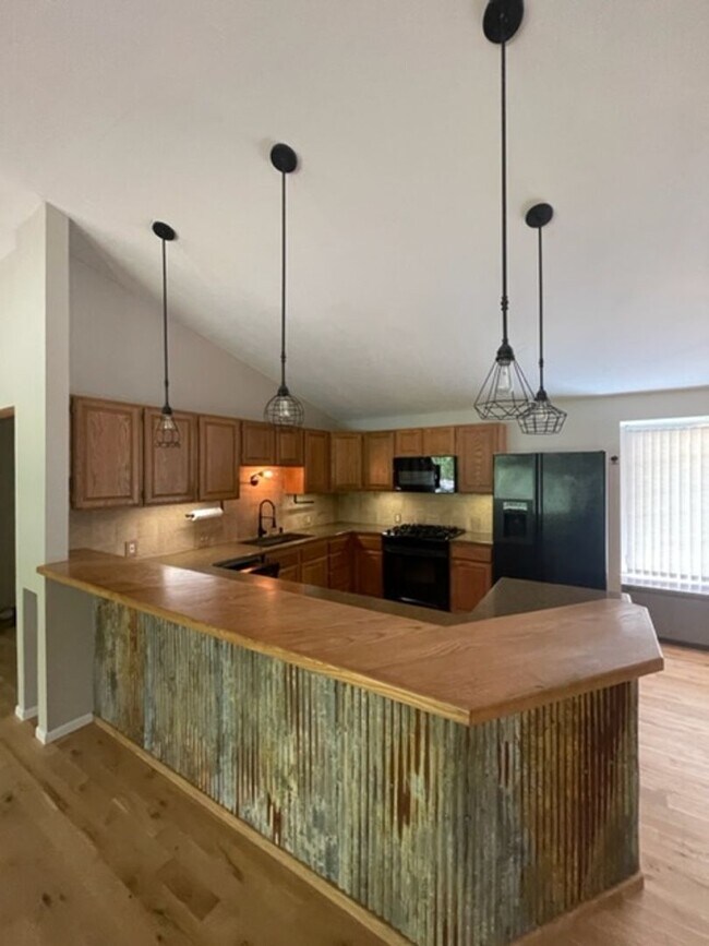 33940 County Line Dr in Bigfork, MT - Foto de edificio - Building Photo