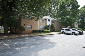 Midway Manor Apartments in Decatur, GA - Building Photo - Building Photo