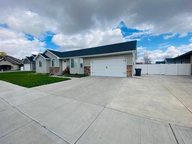 property at 1466 Chesney Ct