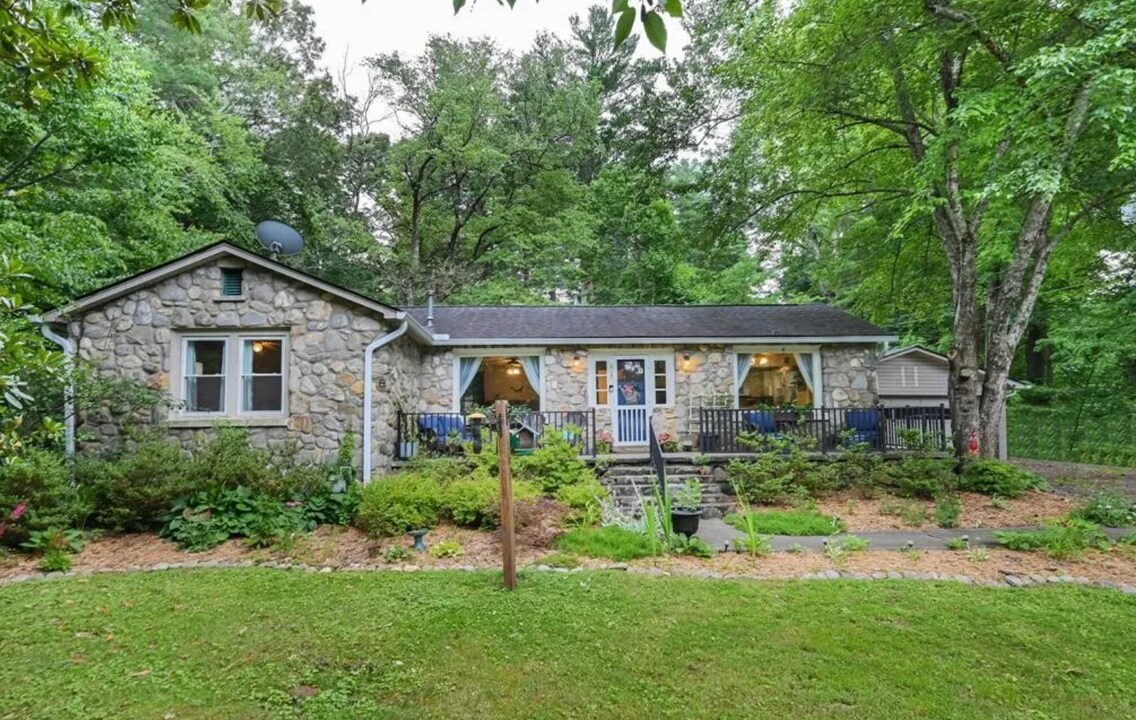 615 White Pine Dr in Laurel Park, NC - Building Photo
