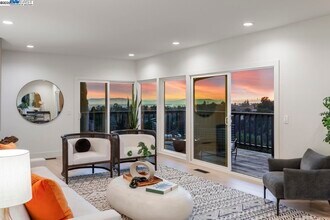 10336 Greenview Dr in Oakland, CA - Building Photo - Building Photo