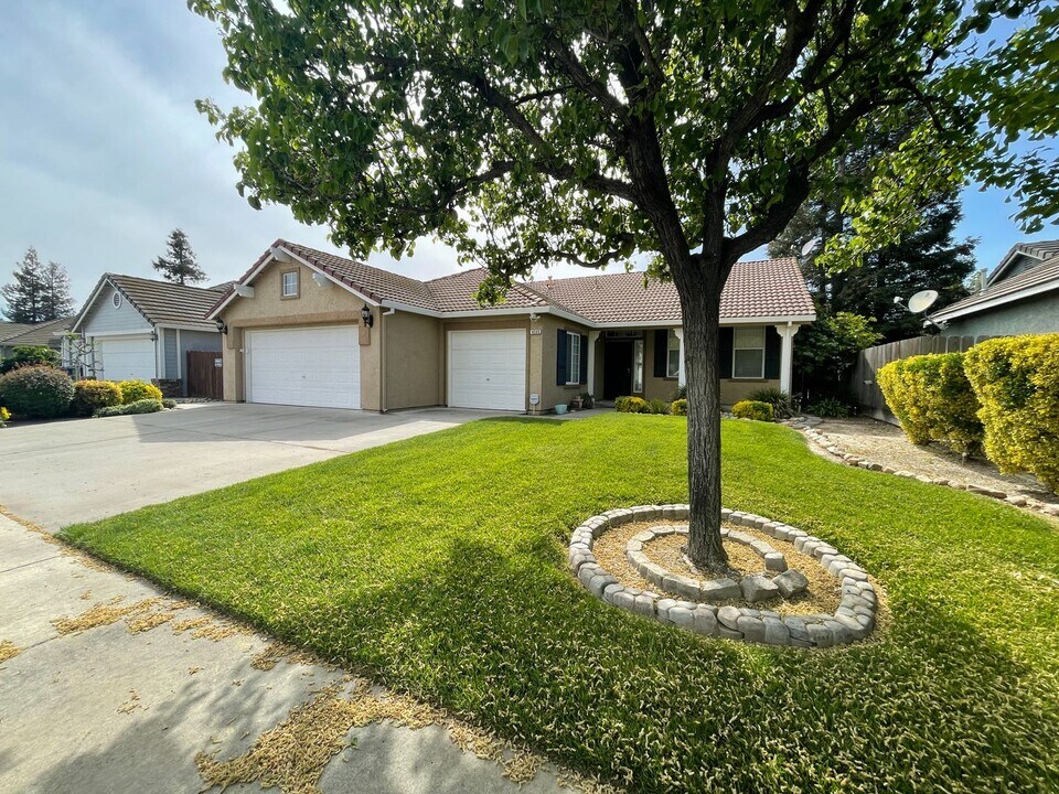 4545 Reinholz Ave in Turlock, CA - Building Photo