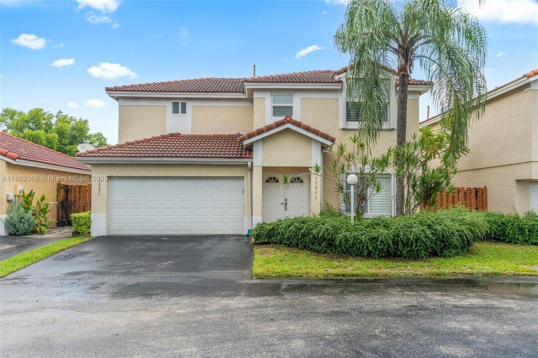10201 NW 57th Terrace in Doral, FL - Building Photo