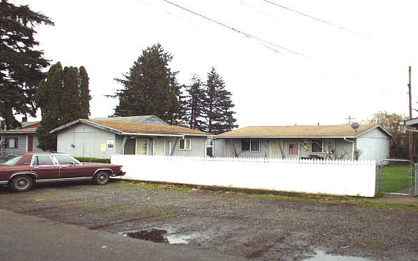 8012 SE Glencoe Rd in Milwaukie, OR - Building Photo