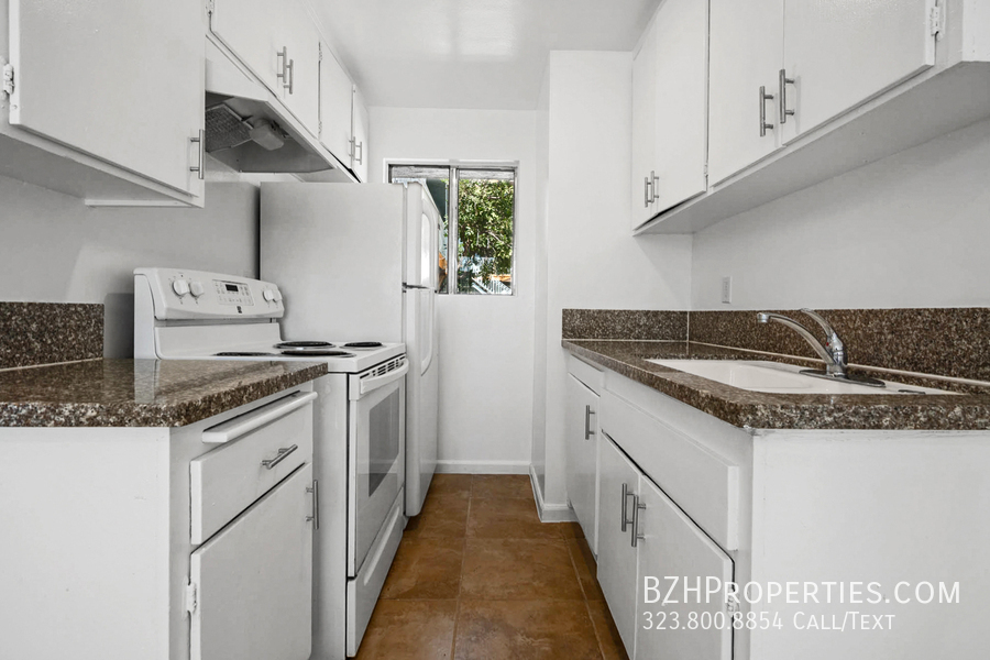 7077 Lanewood Ave in Los Angeles, CA - Building Photo