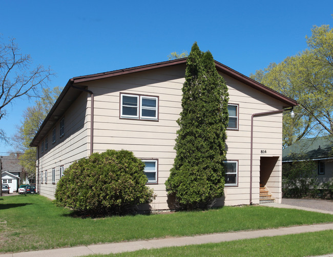 814 Menomonie St in Eau Claire, WI - Foto de edificio - Building Photo