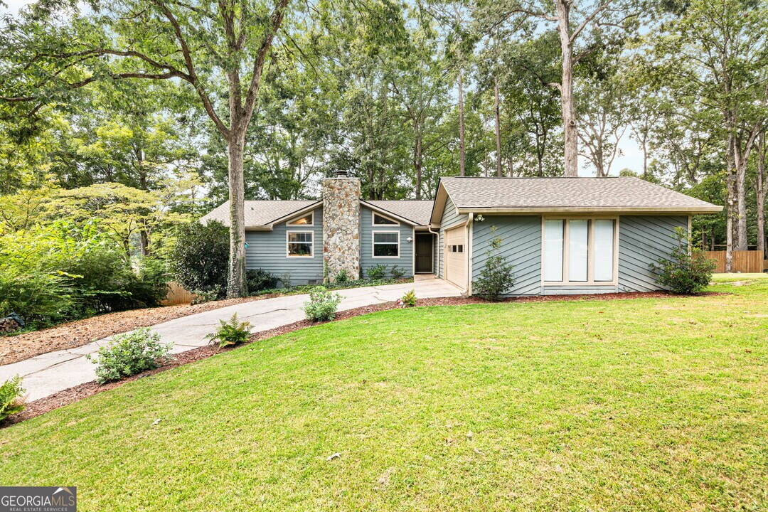 2076 Lake Ridge Terrace in Lawrenceville, GA - Building Photo