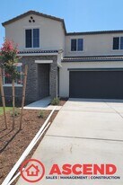 8211 Lismore Castle Dr in Bakersfield, CA - Building Photo