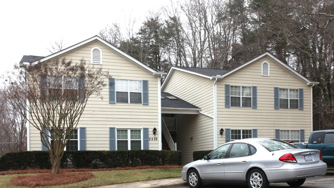 Williamsburg Square in Greensboro, NC - Building Photo - Building Photo