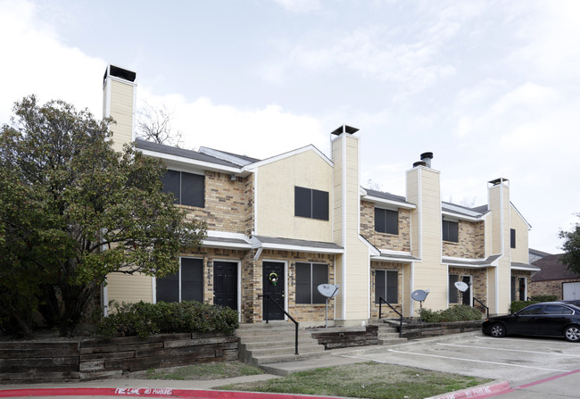 Highland Oaks in Duncanville, TX - Building Photo - Building Photo