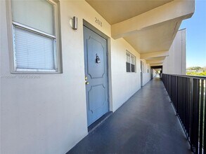 8000 Fairview Dr in Tamarac, FL - Building Photo - Building Photo