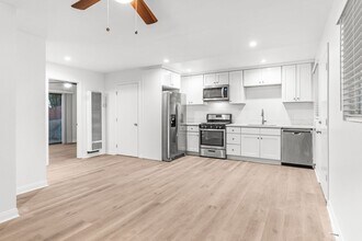 3032-3036 E 7th Street in Long Beach, CA - Building Photo - Building Photo