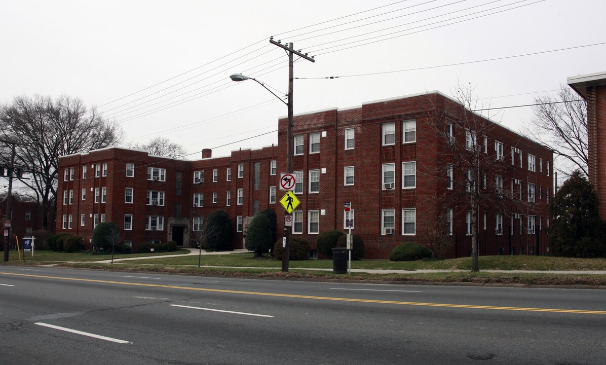 5200-5220 N Capitol St NW in Washington, DC - Foto de edificio