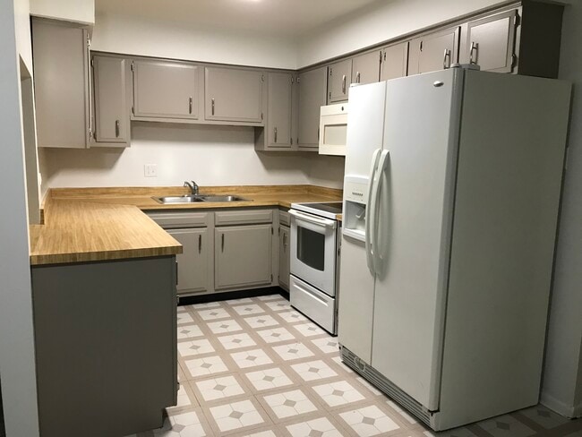 686 Daisy Ln, Unit 116 in Roselle, IL - Building Photo - Building Photo