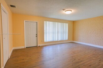 135 NW 208th St in Miami, FL - Building Photo - Building Photo