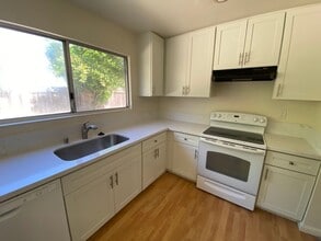 9517 Hollingsworth Way in Sacramento, CA - Building Photo - Building Photo