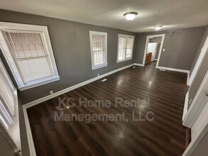 2242 E Gregory Blvd in Kansas City, MO - Building Photo - Building Photo
