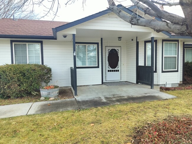 230 War Eagle Dr in Mountain Home, ID - Building Photo - Building Photo