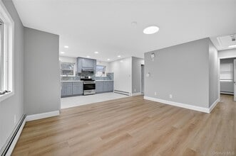 48 Rockaway Ave in Westbury, NY - Building Photo - Building Photo