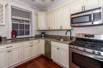 1253 Beacon St, Unit BB3 in Brookline, MA - Foto de edificio - Building Photo