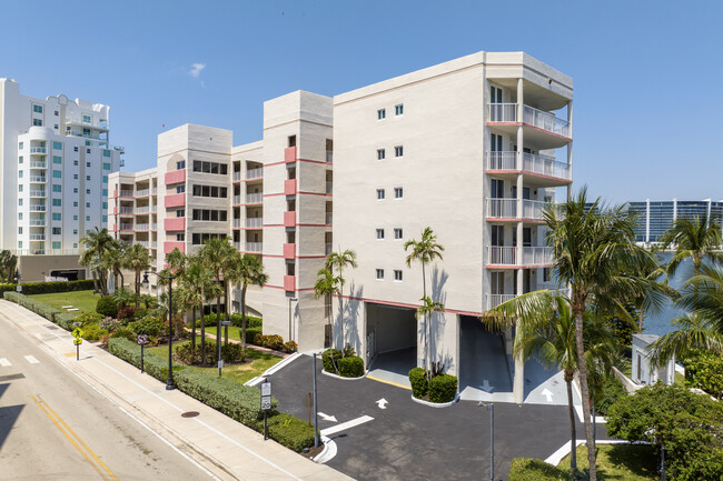 Les Pelicans in Sunny Isles Beach, FL - Building Photo - Building Photo