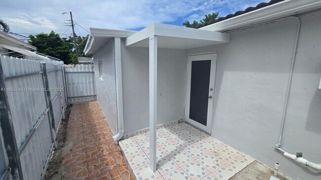 265 W 53rd Terrace-Unit -1 in Hialeah, FL - Building Photo - Building Photo