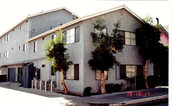 525 W 8th St in San Pedro, CA - Building Photo