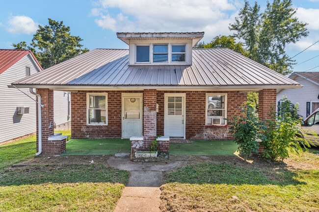 property at 120 E Oak St