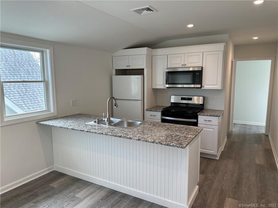 761 Brewster St-Unit -2 in Bridgeport, CT - Building Photo