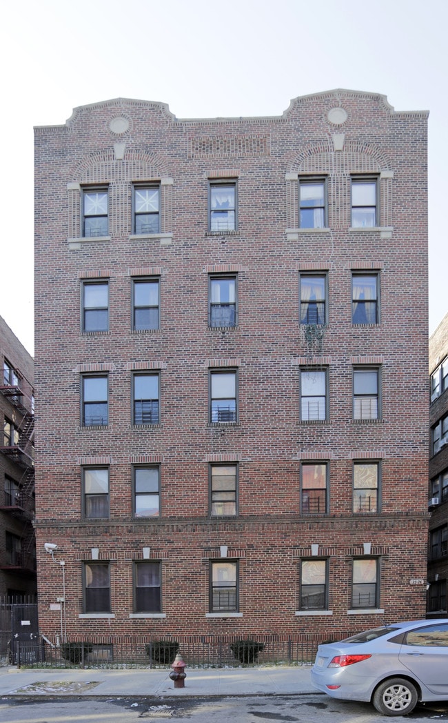 35-24 95th St in Flushing, NY - Foto de edificio - Building Photo