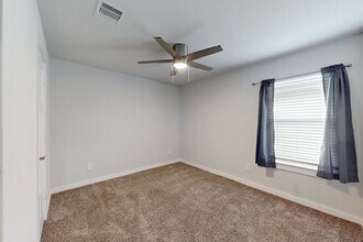 1222 Amistad Lp in College Station, TX - Foto de edificio - Building Photo
