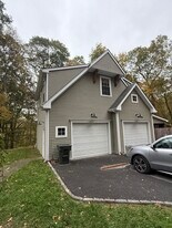 9 King Phillip Trl, Unit 9a in Sandy Hook, CT - Building Photo