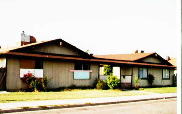 1305 Lambert Way in Turlock, CA - Foto de edificio - Building Photo