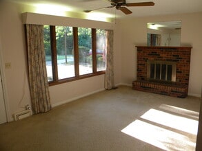 2018 Barker Ct in Lawrence, KS - Foto de edificio - Building Photo