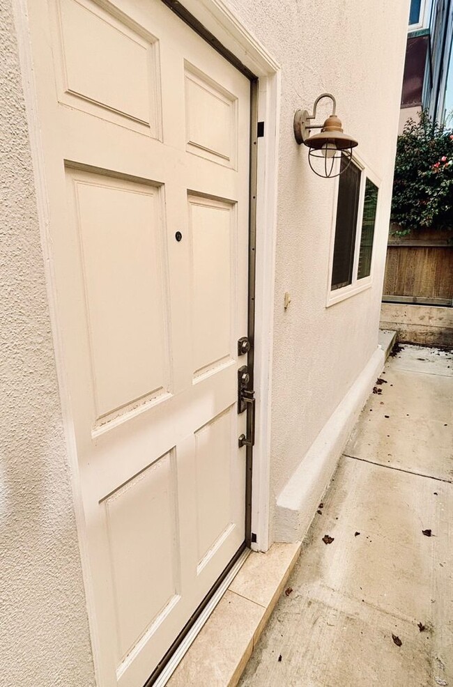 208 Seaview St in Manhattan Beach, CA - Building Photo - Building Photo