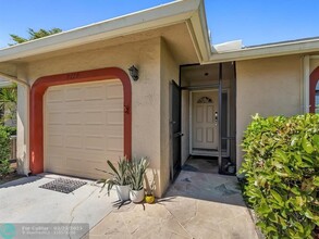 9779 NW 76th Ct in Tamarac, FL - Foto de edificio - Building Photo