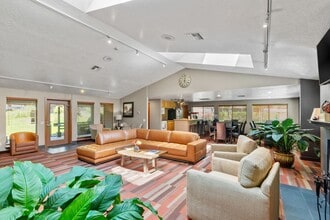 Creekside Apartments in Clackamas, OR - Foto de edificio - Building Photo