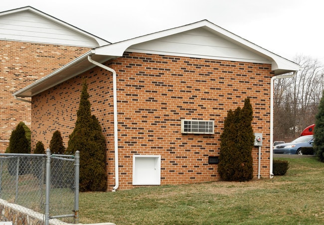 Sherwood Apartments in Princeton, WV - Building Photo - Building Photo