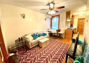 16 S Russell St in Boston, MA - Foto de edificio - Building Photo