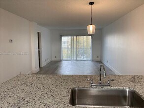 1075 Riverside Dr, Unit 405 in Coral Springs, FL - Foto de edificio - Building Photo