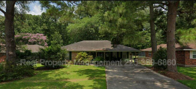 10846 Big Sur Dr in Baton Rouge, LA - Foto de edificio