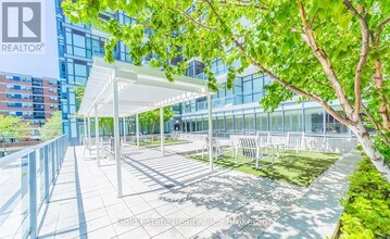 210 Simcoe St in Toronto, ON - Building Photo - Building Photo