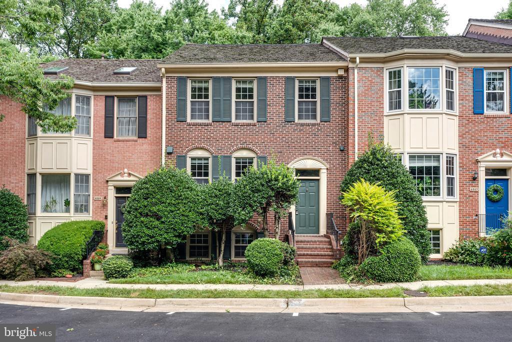 6867 Williamsburg Pond Ct in Falls Church, VA - Building Photo