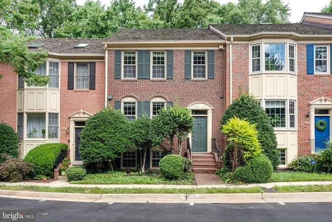 property at 6867 Williamsburg Pond Ct