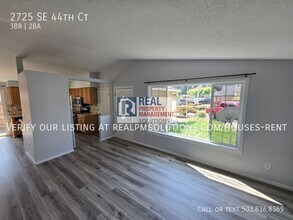 2725 SE 44th Ct in Hillsboro, OR - Foto de edificio - Building Photo