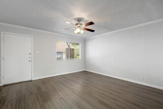 5905 Hidden Valley Trail in Austin, TX - Building Photo - Building Photo