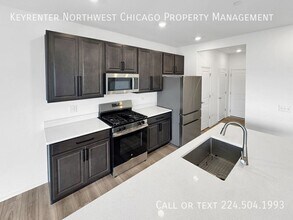 1135 White Oak Cir in Crystal Lake, IL - Building Photo - Building Photo