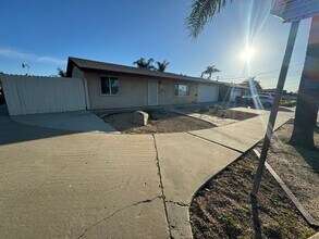 1641 Doncarol Ave in El Cajon, CA - Foto de edificio - Building Photo